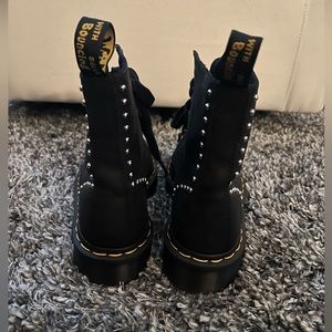 Doc marten Gomez boot. Made with Moldova leather. These are discontinued